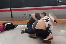 野球帝成员张照洋高铁站遭殴打，警方通报：因排队引发口角，双方此前无矛盾无交集图片