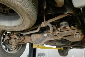 搞了辆“破烂生锈”的13年丰田霸道，匠心修复翻新，复活又变新车图片