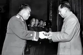 军委委员一职是何时设立的？由几人组成？相当于地方的什么级别？图片