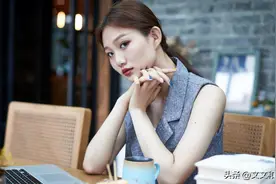 气质女同事刚入职就发婚柬，领导却说：都别去，连礼金都别给图片