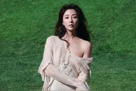 42岁殷桃挑战深V造型，穿透视上衣露半边香肩，私服风格酷似杨幂图片