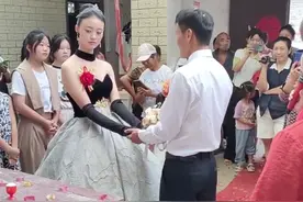 漂亮女孩嫁给平庸男子，网友酸意满满，奉劝新郎婚后不要外出打工图片