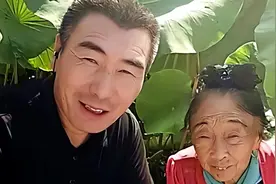 网传玉成与新欢偷摸约会被撞见，85岁玉琴哭肿眼睛，网友：放手吧图片