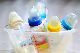 喝奶等于喝细菌！这样给奶瓶消毒真的没用，别坑娃了图片