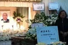 2012年，洪君彦追悼会上，女儿洪晃在灵堂前的留影，满脸悲伤图片