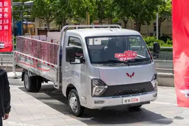 明摆着的货运好车！6.28万配2.0L发动机，货箱3米8，解读五菱龙卡图片