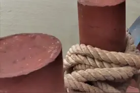 惊险！邵伯湖上漂着一女子，货轮驾驶员及时抛出救生圈图片