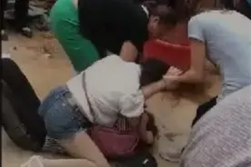 2014年女子带姐妹当街暴打小三，剪掉其头发并留影，该如何评价？图片