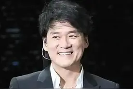 成名不忘糟糠妻，早已移居美国的周华健，已走上了另一条康庄大道图片