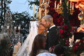 43岁卡戴珊大姐正式结婚！城堡婚礼奢华梦幻，婚纱却遭群嘲图片