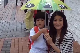 陈慧琳接娃放学，穿条纹衫时尚洋气又减龄，不像母子像姐弟图片