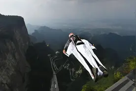2020年，为拍摄纪录片，天津24岁女孩身着翼装从天门山一跃而下图片