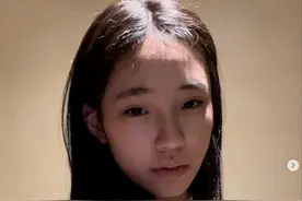小S二女儿穿吊带裙自拍，14岁许韶恩漂亮成熟，被赞名模脸像大S图片