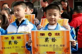 学生领完奖状向同学炫耀，下一秒却被“打脸”，网友：小表情亮了图片