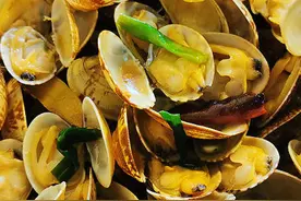 夏天，少吃猪肉多吃花甲，营养极高，鲜嫩美味，不懂吃真可惜图片