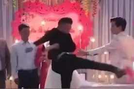 公婆刁难新娘不接受敬酒，新郎怒砸婚礼现场！只因新娘家太穷图片