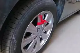 开车时，遇到系红绳的车都会主动避让？这是为什么？图片