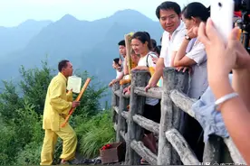 峭壁飞人邹在宏：代烧“龙头香”，一次收199元，你敢做吗？图片