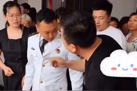 吉林新人结婚，新郎穿军装被要求下跪，战友当场发怒：不能跪图片