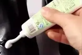 皮鞋穿久“长褶子”？只需擦点秋冬常用的“它”，鞋面跟新的一样图片