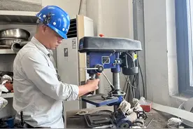 跪地抢救溺水小孩的“白衣大哥”找到了！回应：不救他我可能会后悔一辈子图片