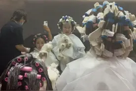 霍思燕与好友新年烫头，脸颊饱满略显发福，杜江带嗯哼全程陪同图片