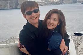 出道多年首次认爱！39岁黄轩官宣恋情首晒和女朋友合照，搂抱满脸甜笑，被问女方身份回应4个字图片