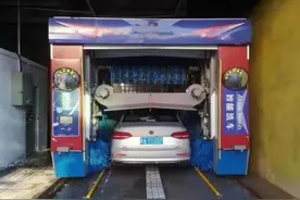 你发现没？明明加油站里能免费洗车，为何老司机却不在这里洗？图片