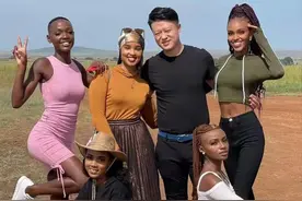 生活奢靡、妻妾成群，中国小伙转身变成非洲土皇帝，却被官媒表扬图片