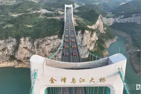 48辆重卡“考验”大桥 金烽乌江大桥进行荷载试验图片