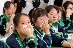 泪奔！高考前“最后一课”，这些画面又暖又燃！图片