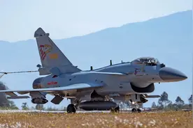 美媒：中国歼10C比美国的F-16V有压倒性优势，美专家：吹捧过头了图片