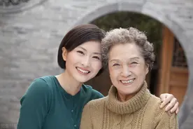 我和小姑子同时生产，婆婆伺候她和孩子7年，住院却要求我照顾？图片
