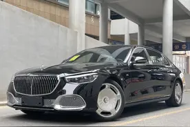 低调老板花410万买新奔驰迈巴赫S680，露出手腕时大伙才明白过来图片