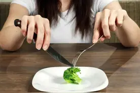 “胃会越撑越大，越饿越小？”医生告诉你真相，不用再绕弯路了图片