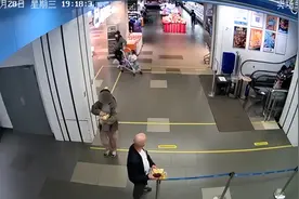 先扫码再删除“偷梁换柱”，用赠品条形码“移花接木”，女子变着花样盗窃超市十余次被抓图片