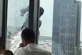 高空作业人员被困35楼外！施救者：他被绳子勒住有些窒息图片