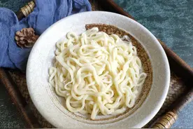 做手擀面，和面不要只加水，多加这两样，面条劲道爽滑不粘连图片