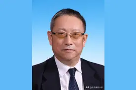 热烈祝贺！我校校友郑建邦当选第十四届全国人大常委会副委员长图片