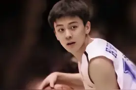 篮球儒帅杨鸣：白马少年到暴躁老哥，当主帅后却传出对妻子不忠图片