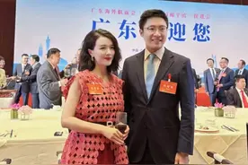 霍启山出席联谊会太帅气，和女士热聊弯腰显风度，女方撞脸章子怡图片