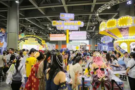 年轻人冲进漫展，买爆“谷子”图片