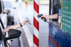 回顾：下高速费340元结果却要求缴385元？收费员：不交钱别上高速图片