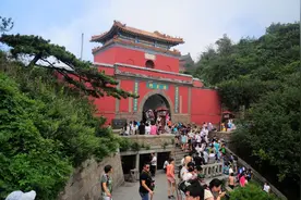 艰难时刻起风波：山东泰山发行优惠年卡，为何会引发质疑？图片