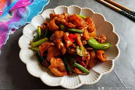 “闻着臭，吃着香”的肥肠，和它是天生一对，简单炒一炒，老香了图片