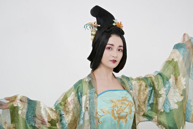一天一个成语：颐指气使