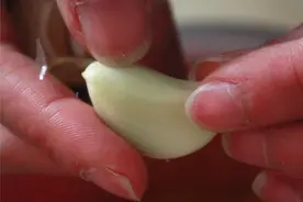 查出幽门螺杆菌后，吃大蒜能杀菌？山东一男子的经历，给出了答案图片