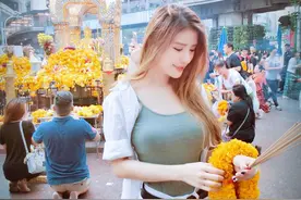 马来西亚顶级空姐，肌肤如雪漫画身材，嫁给中国富豪变成辣妈图片