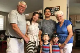 四川女子带子嫁美国人生双胞胎，80岁婆婆帮带娃，今大儿子上大学图片