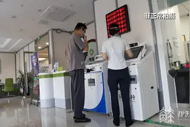 办银行卡却办成社保卡 不绑微信用不了手机银行……记者探访开卡服务｜解忧帮图片
